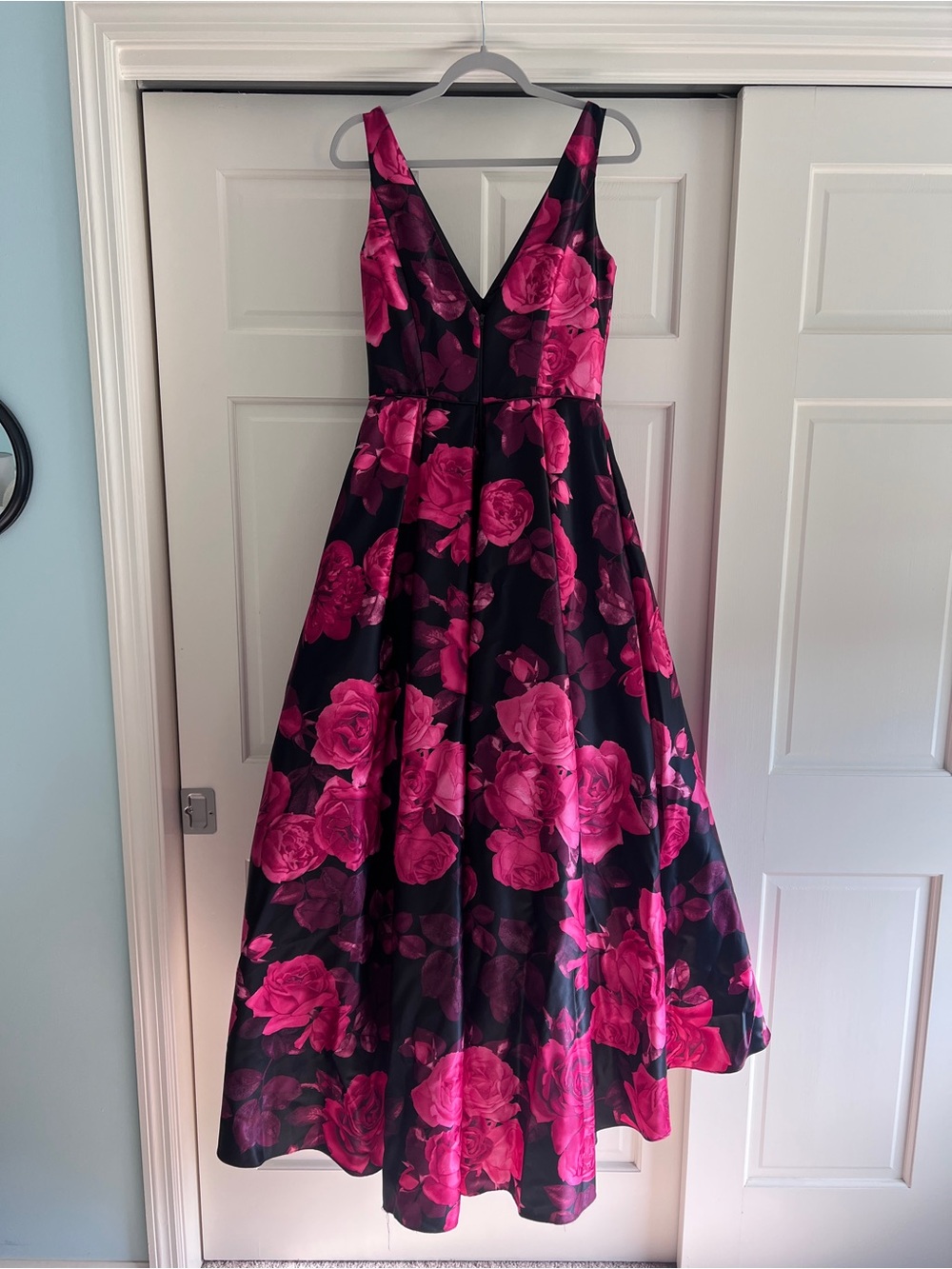 Gorgeous formal gown with pockets! - Picture 3 of 8